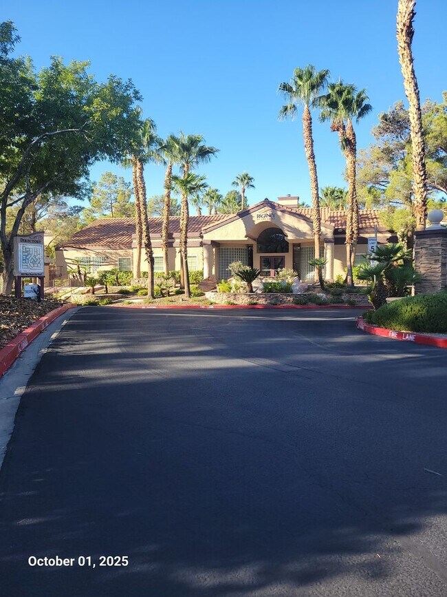 Foto del edificio - *WELCOME HOME TO LUXURY LIVING*