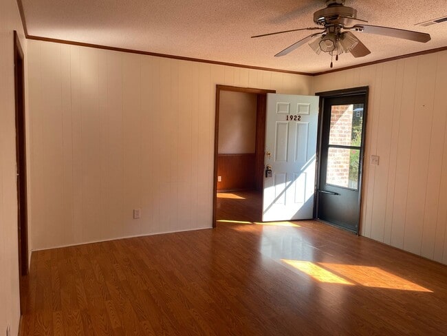 Building Photo - 1901