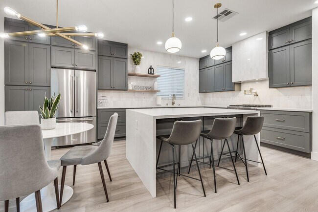 Foto del edificio - FULLY FURNISHED! Exudes sophistication with designer touches throughout