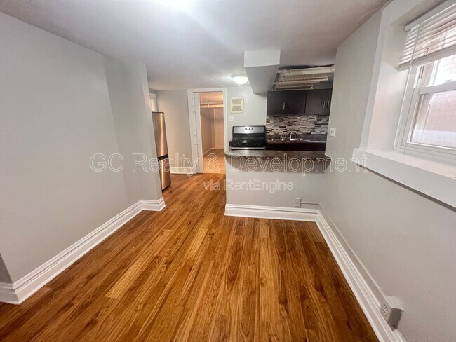 Foto del edificio - 5410 W Berteau Ave