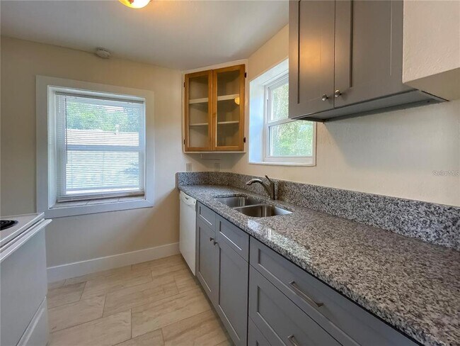 Foto del edificio - 445 Shine Ave