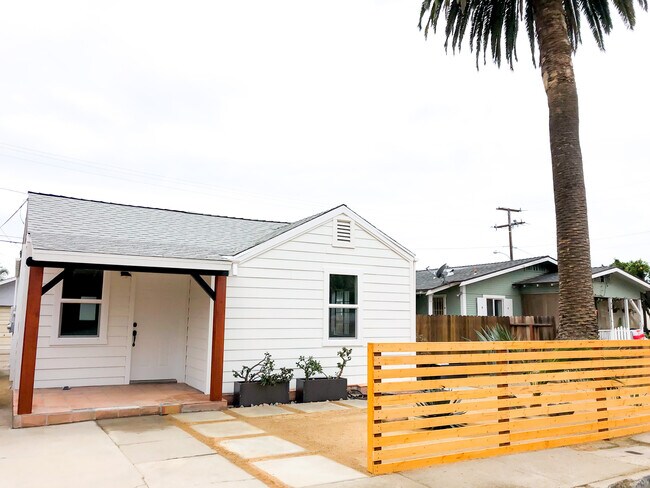 Front - 162 Comstock Dr