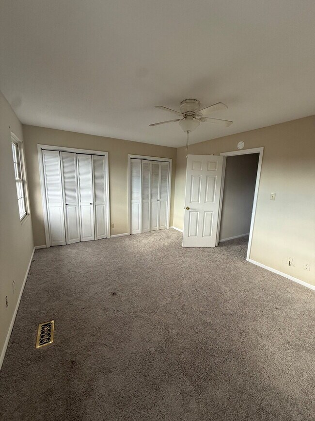 Foto del edificio - 2 bedroom and 2.5 bathroom townhome available for immediate move in.