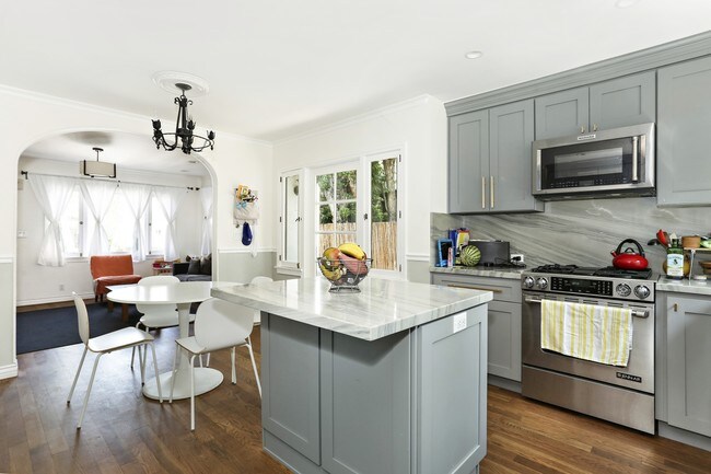 Building Photo - 2366 Edgewater Terrace