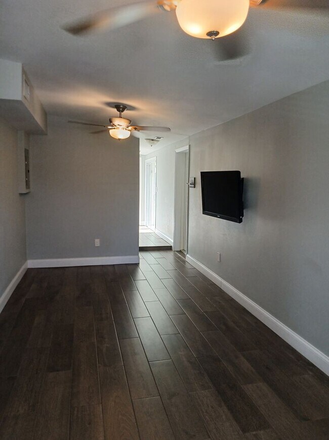 Foto del edificio - 221 E 7th St