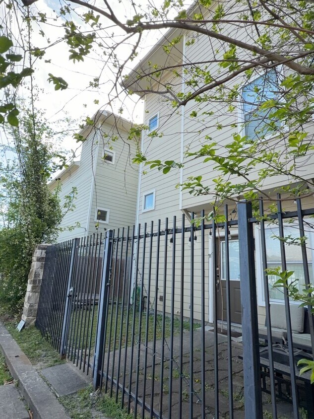 Foto del edificio - 1828 Fletcher St