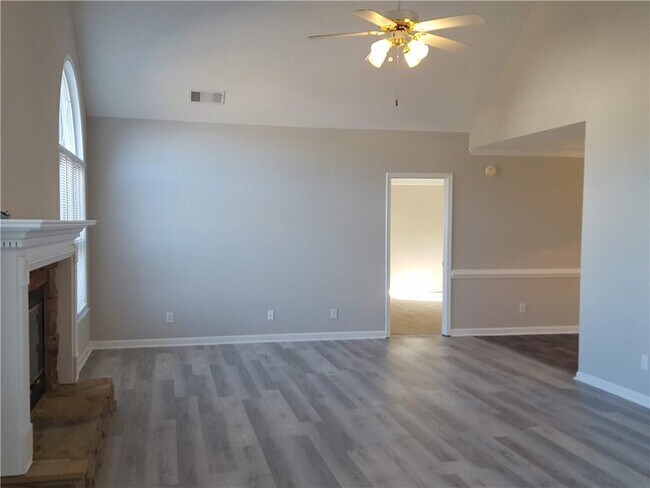 Foto del edificio - 404 Bennett Farms Pl
