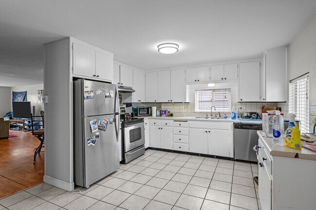 Foto del edificio - Gorgeous Three Bedroom home  in Sunnyside!