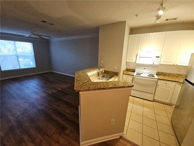 Building Photo - 10 Perimeter Summit Blvd