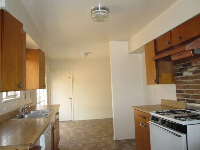 Building Photo - Cute home, centrally located.