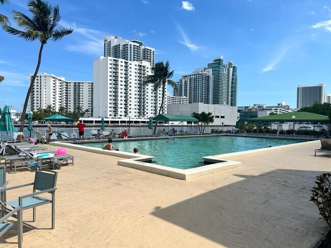 Foto del edificio - 800 Parkview Dr