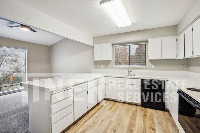 Foto del edificio - Upstairs Unit in Arcade Lake with Garage -...