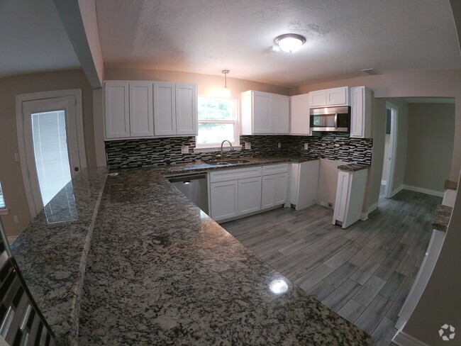Building Photo - 2614 N Woodloch St