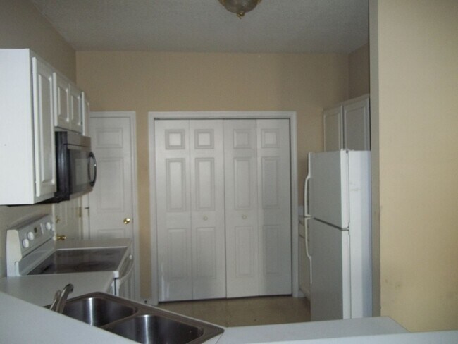 Building Photo - Moss Creek Place