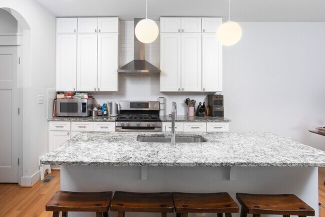 Building Photo - Stunning 4 bedroom, 2.5 bath with NEW CARP...