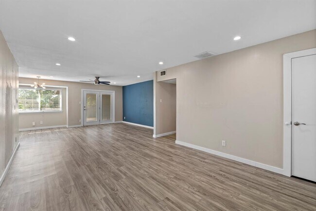 Building Photo - 10107 Floyd Dr