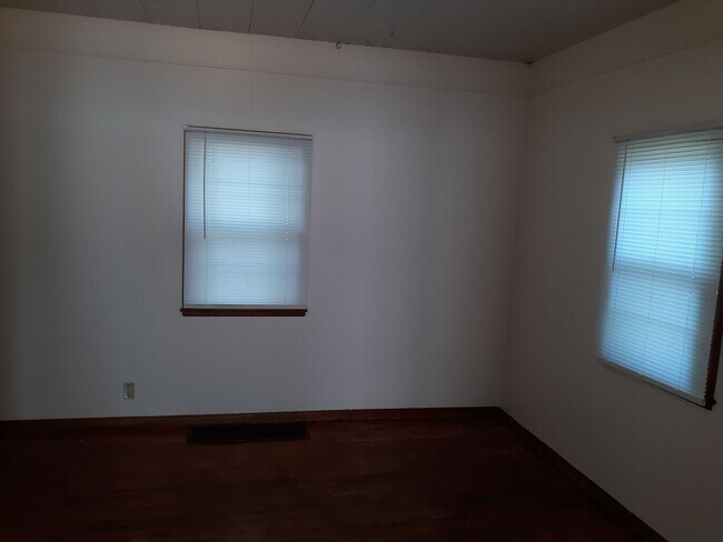Foto del edificio - 2 Bedroom House, W/D, Fenced Yard, Porch, ...