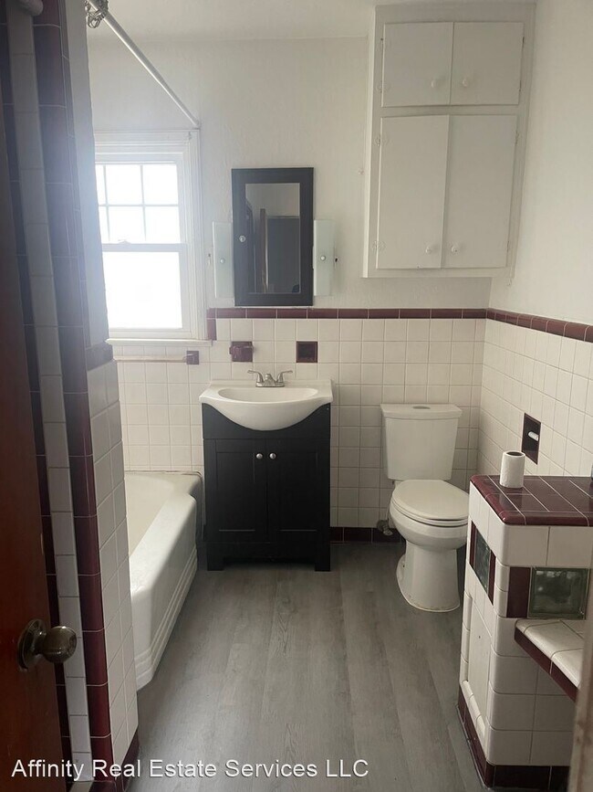 Building Photo - 3 br, 1 bath House - 411 S. Elm St