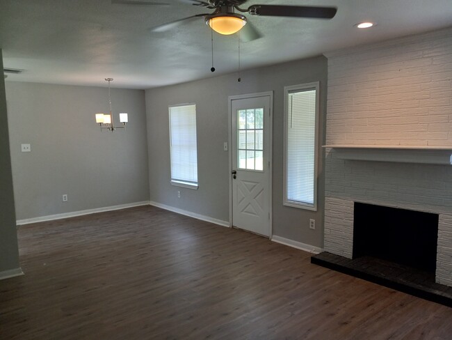 Open concept into dining area - 601 Oakridge Cir