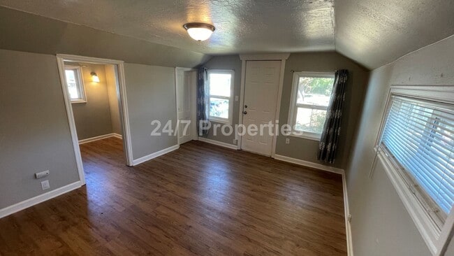 Building Photo - Cozy 1 BD | 1 BA House w/ Front & Back Yar...
