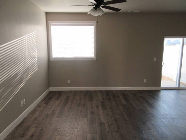 Building Photo - 3 bed - 2.5 bath - Newer town home living ...