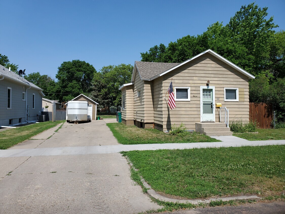 11 8th St SE, Watertown, SD 57201 House for Rent in Watertown, SD