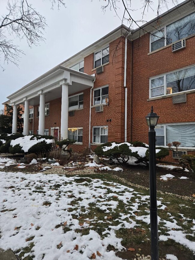 Building Photo - 570 Princeton St