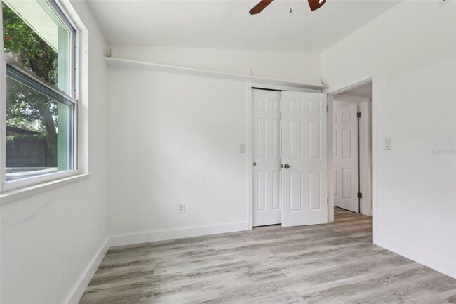 Building Photo - 607 E River Dr