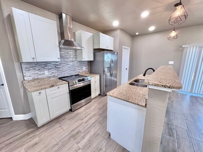 Building Photo - 1040 E Glorietta Dr