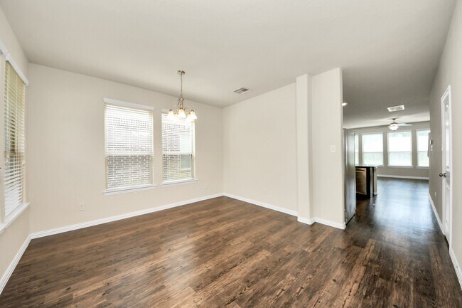 Foto del edificio - 1437 Northwood Springs Dr