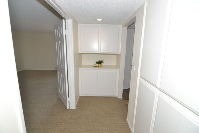 Building Photo - Super Sized Signal Hill Condo with View!