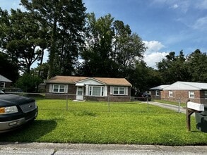 Building Photo - 511 Eisenhower Dr