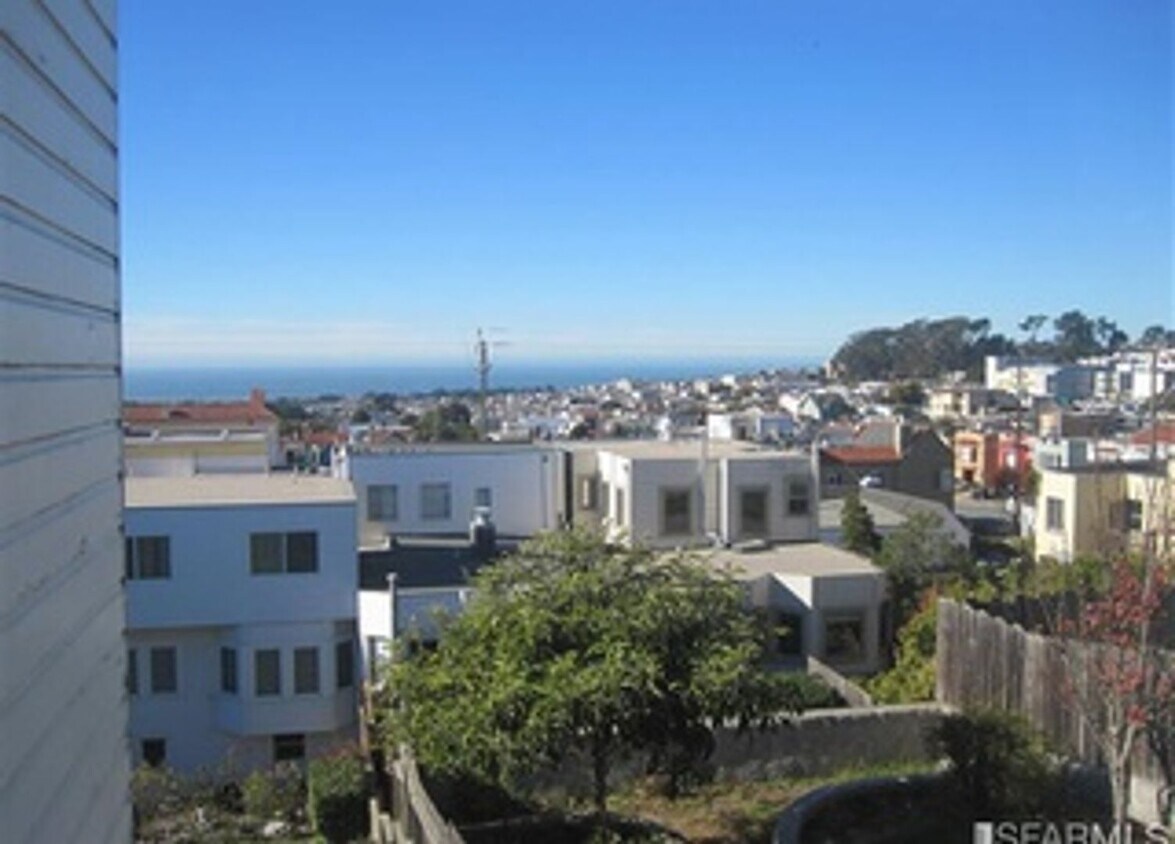 Building Photo - West Portal Gem with views to the Farallons!