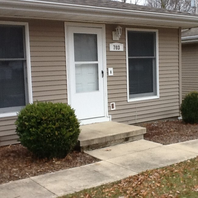 Front entrance - 703 Fishlock Ave