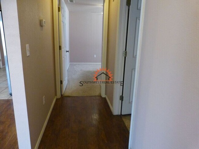 Foto del edificio - Spacious 2 bedroom 2 bath Duplex.