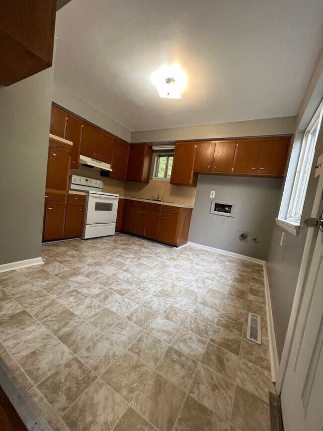 Building Photo - Available Now 2 bedroom 1 bathroom in South East Springfield