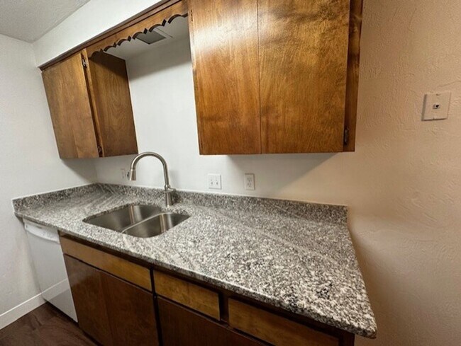 Foto del edificio - Remodeled Unit Of A Duplex with Central AC & Fenced Back Yard / Will Consider A Small Pet