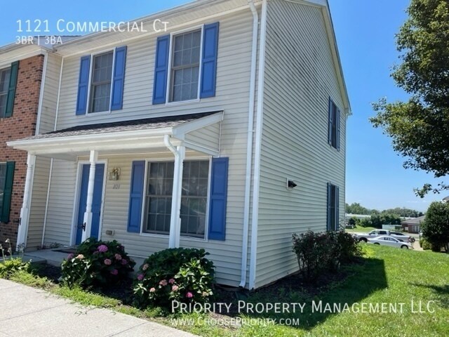 Building Photo - 3 bedroom, 2 .5 bath townhome!