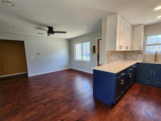 Foto del edificio - 4703 Surrey Dr