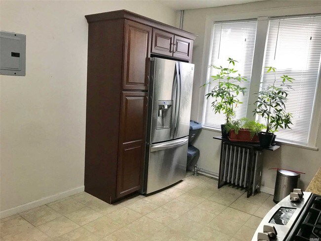 Building Photo - 928 E 211th St