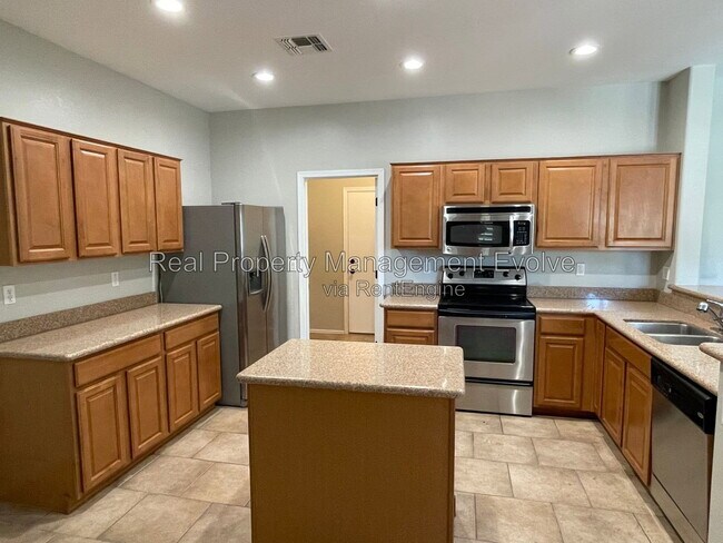 Building Photo - 3632 W Jacksonville Dr