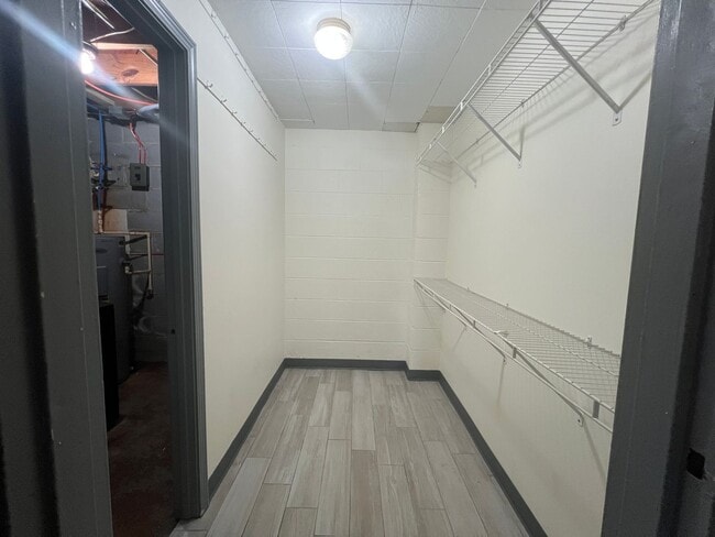 Building Photo - 2 bed 1 bath BASEMENT LEVEL home!