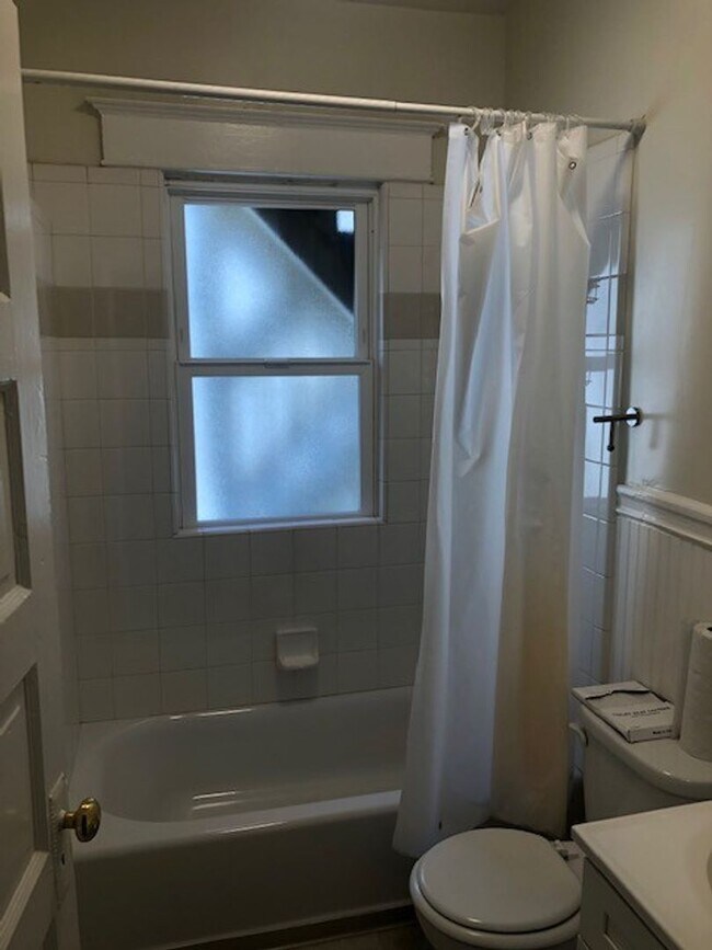 Building Photo - 2 Bedroom 1 Bath**Washer/Dryer in Unit**Di...