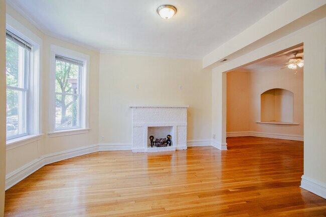 Building Photo - 1315 W Foster Ave