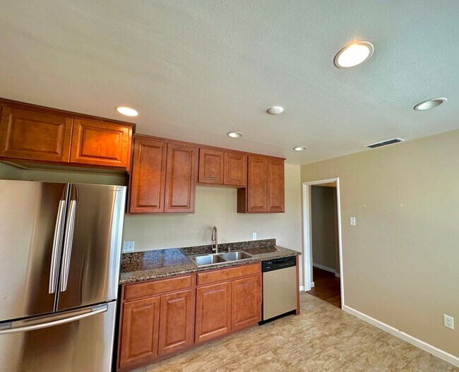 Foto del edificio - COMING SOON! $2500 / 2 BR WONDERFULLY REMO...