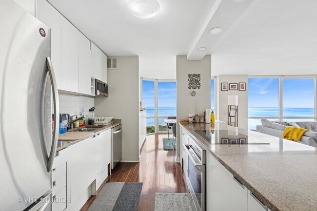 Foto del edificio - 2650 N Lakeview Ave
