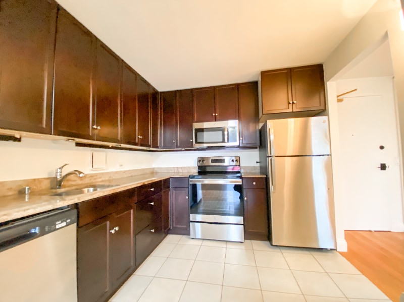 Primary Photo - 1250 N LaSalle Dr