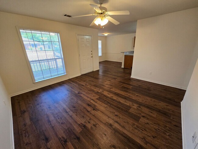 Foto del edificio - Bryan - 3 bedroom / 2 bath / duplex / fenc...