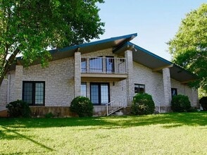 Building Photo - 2212 Rock Creek Dr