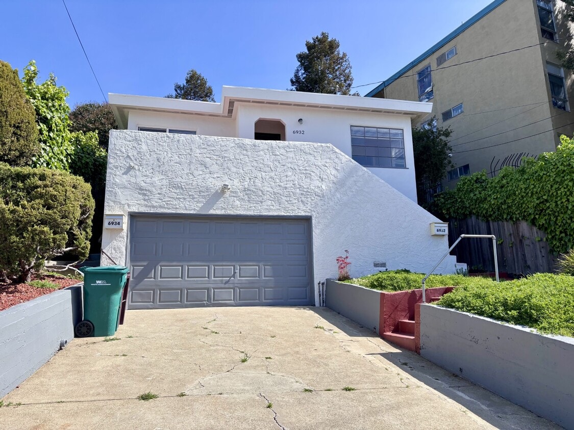 Primary Photo - 6934 MacArthur Blvd